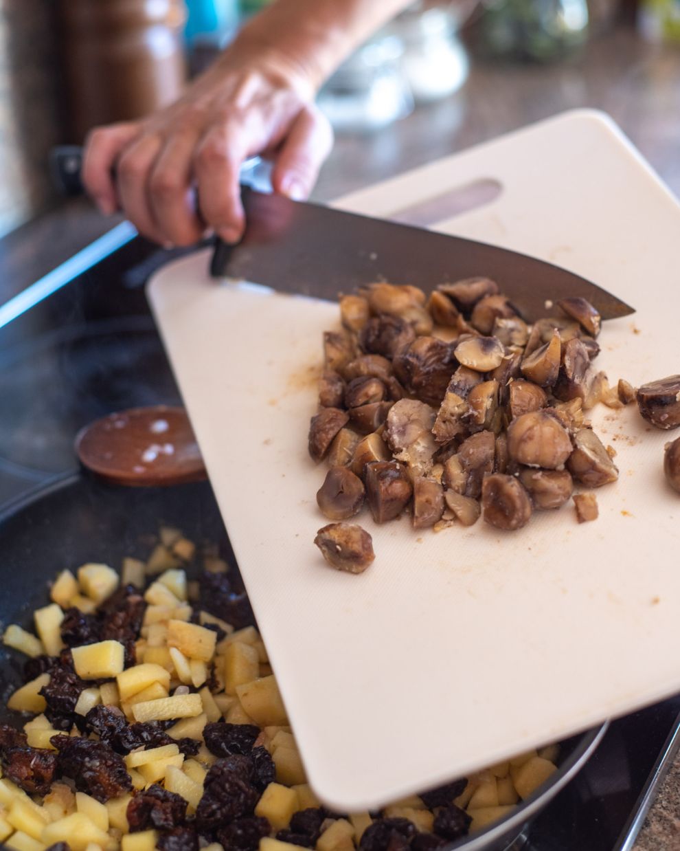 Χοιρινό ρολό με κυδώνια, κάστα και δαμάσκηνα
