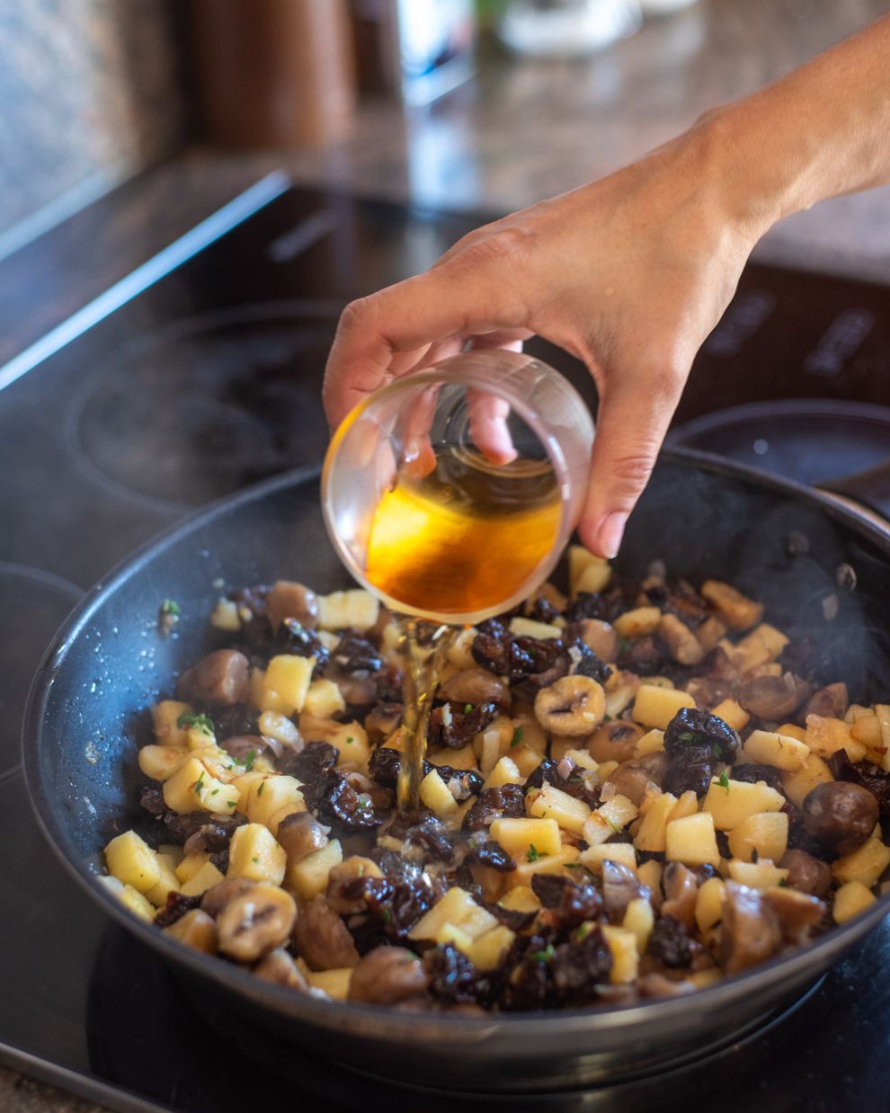 Χοιρινό ρολό με κυδώνια, κάστα και δαμάσκηνα