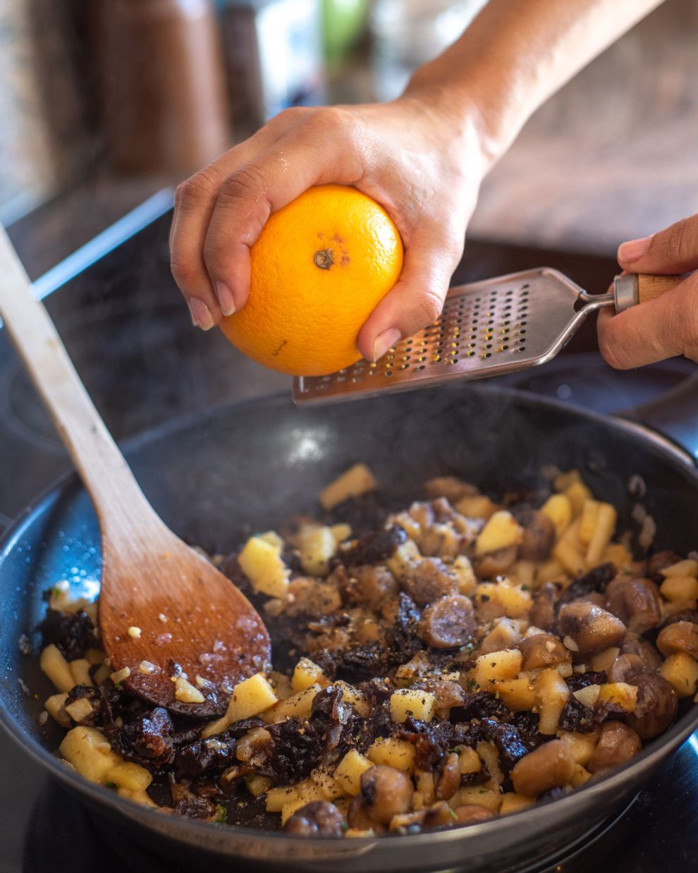 Χοιρινό ρολό με κυδώνια, κάστα και δαμάσκηνα
