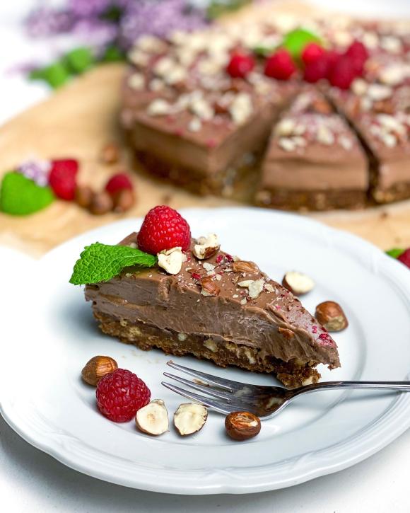 Σοκολατένιο cheesecake με φουντούκια και βατόμουρα