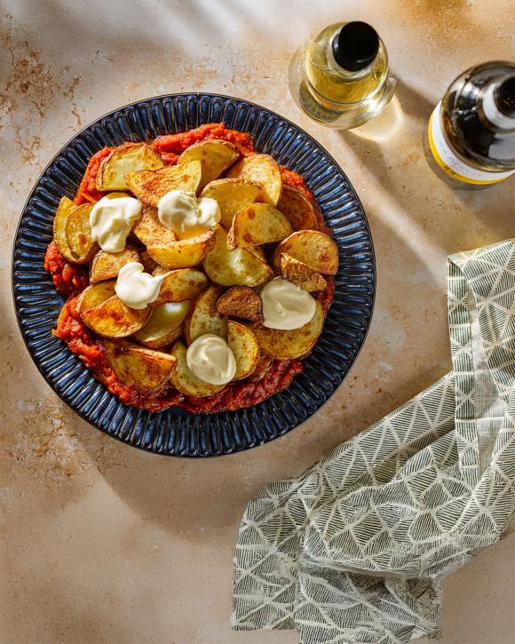 Φτιάχνουμε πατάτες bravas στο air fryer 