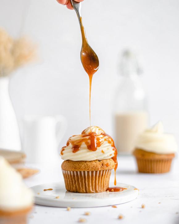 Cupcakes με frosting βανίλιας και σιρόπι αλατισμένης καραμέλας