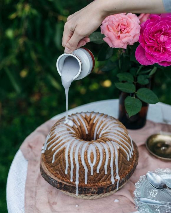 Αρωματικό κέικ με κάρδαμο και γλάσο ροδόνερο Κέικ με κάρδαμο