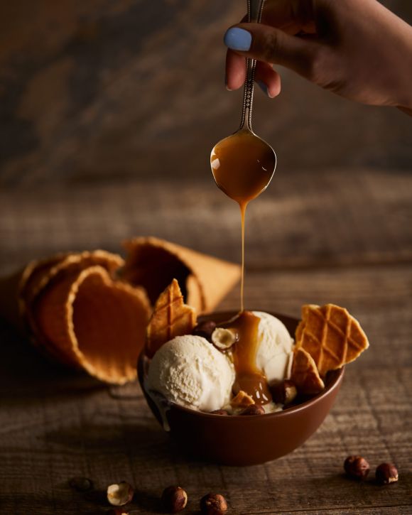 Παγωτό με ξηρούς καρπούς και καραμέλα