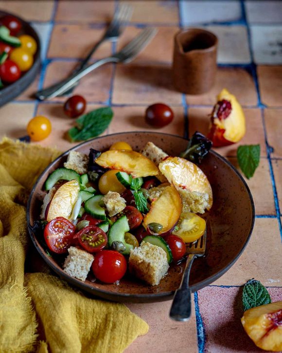 Panzanella με ροδάκινα