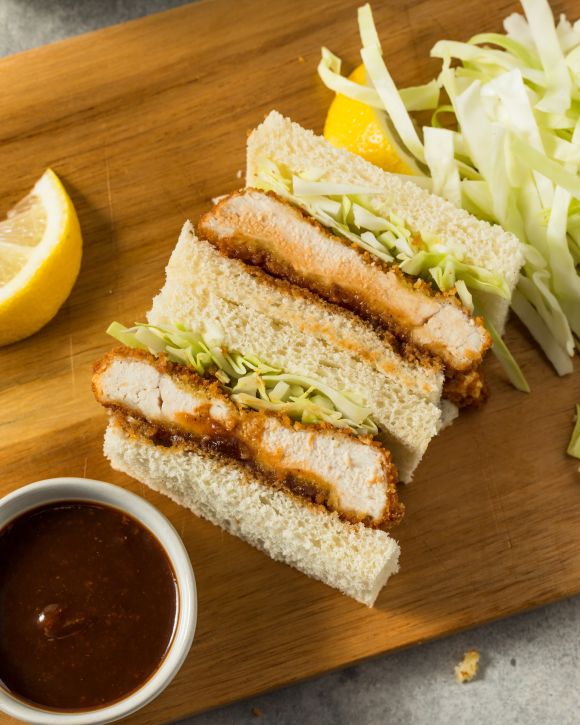 Chicken katsu sando με παναρισμένο κοτόπουλο και σαλάτα λάχανο