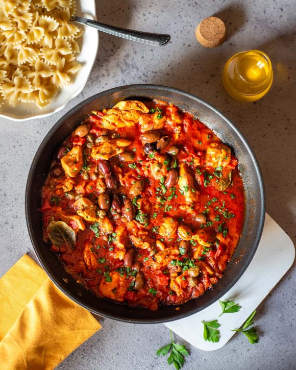 Κοτόπουλο με ελιές και κάπαρη