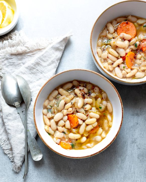 Φασολάδα λευκή, με χυμό λεμονιού