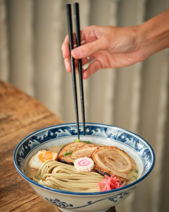 Ράμεν (ramen) με χοιρινό, noodles και αυγό 