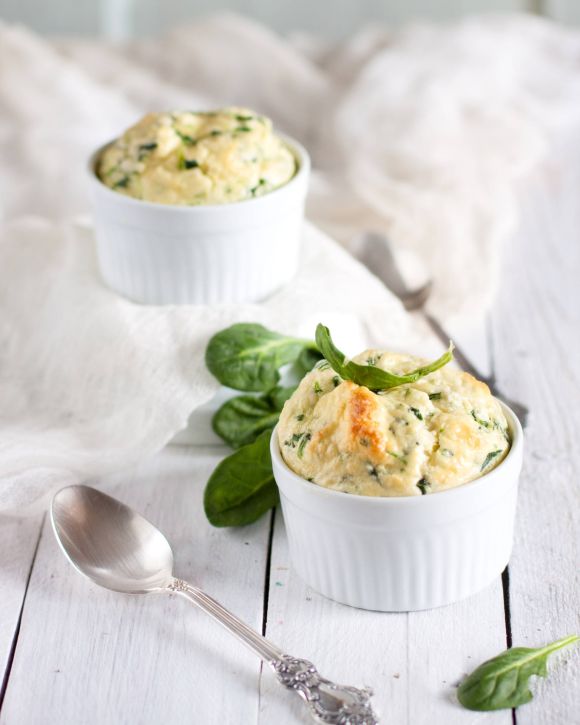 Ατομικά σουφλέ σπανάκι