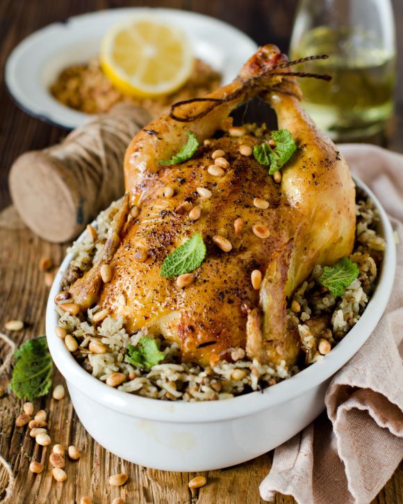 Κοτόπουλου με γέμιση από ρύζι και κουκουνάρια 