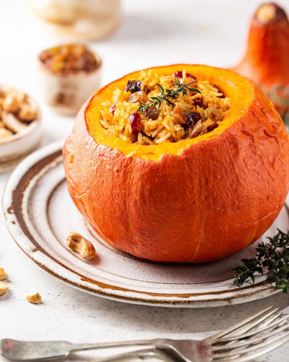 Ολόκληρη κολοκύθα γεμιστή με ρύζι, λαχανικά και κάσιους