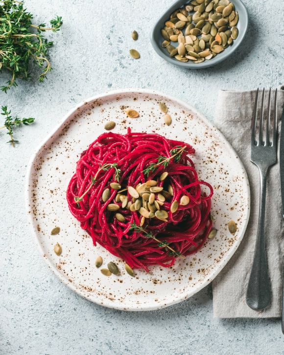 Σπαγγέτι με πέστο παντζαριού, κολοκυθόσπορο και θυμάρι