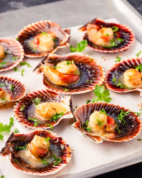 Χτένια στο φούρνο με βούτυρο και αρωματικά