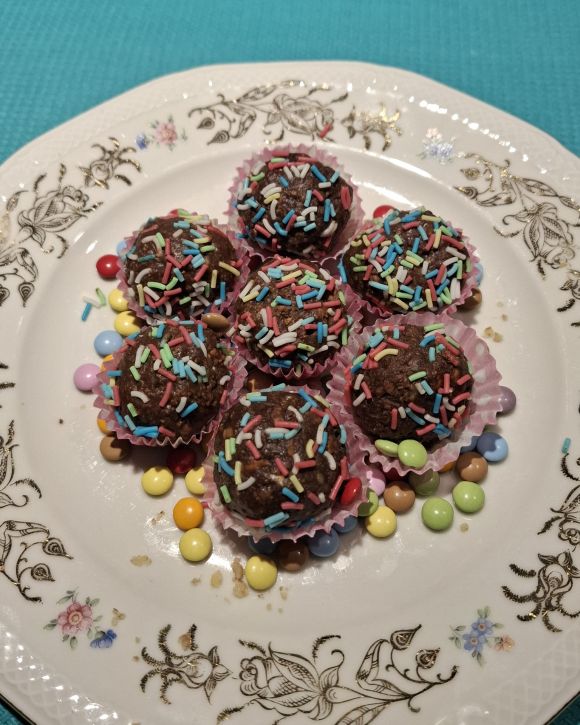 Τρουφάκια με σοκολάτα, ζαχαρούχο γάλα και μπισκότα πτι-μπερ