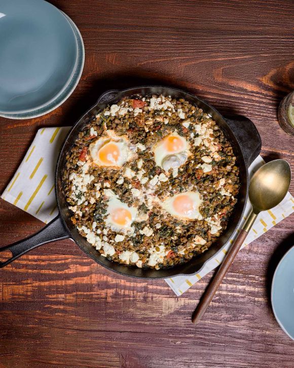 Αυγά με φακές, ντομάτα, σπανάκι και φέτα 