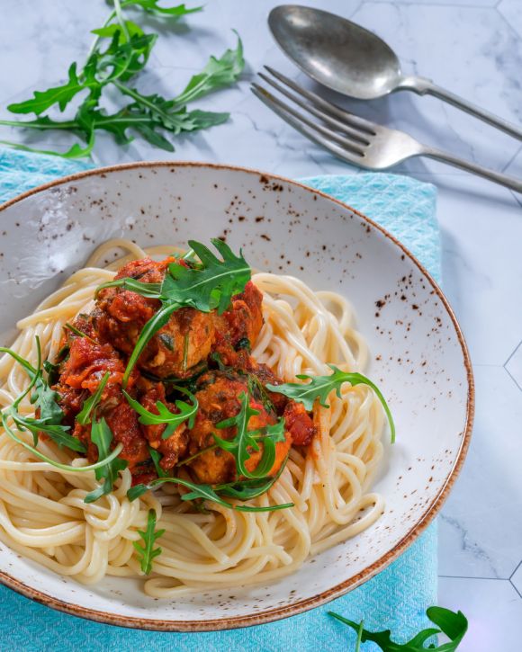 Κεφτεδάκια τόνου με κόκκινη σάλτσα