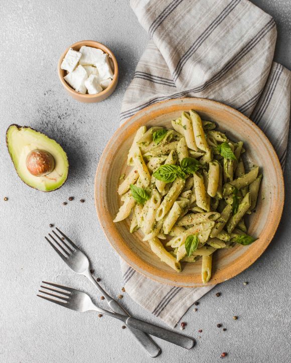 Πένες με πέστο αβοκάντο
