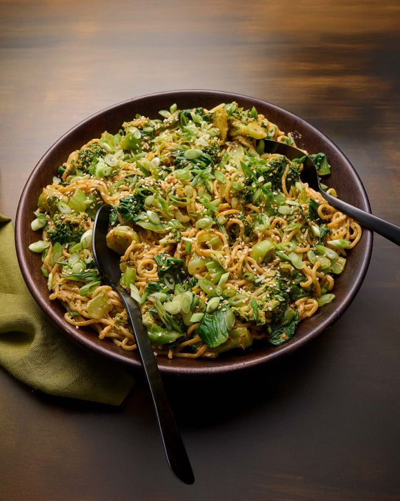 Σαλάτα με noodles, μπρόκολο και μποκ τσόι