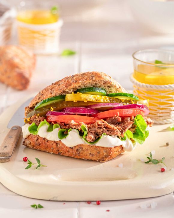 Ελαφρύ σάντουιτς με σιγομαγειρεμένο μοσχάρι (pulled beef)
