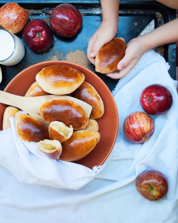 Τσουρεκάκια με γέμιση μήλου