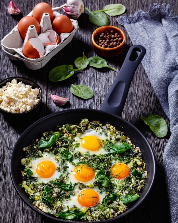 Χόρτα με αυγά στο τηγάνι