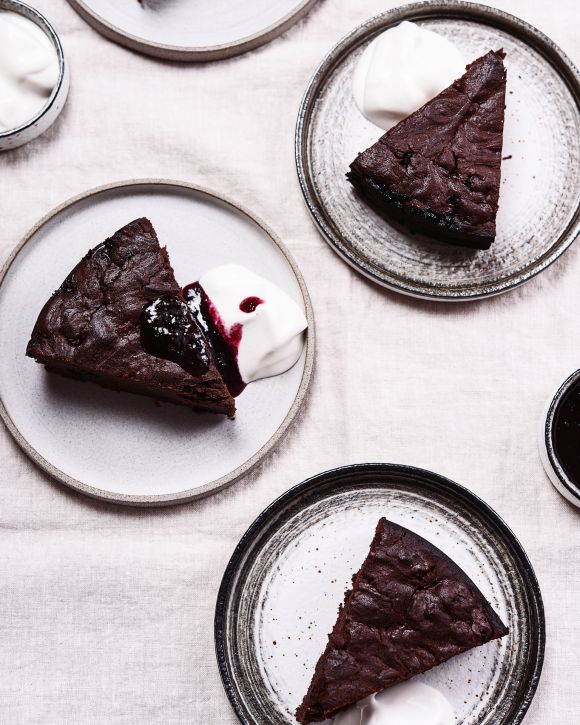 Brownies με μαρμελάδα φρούτα του δάσους και σαντιγί