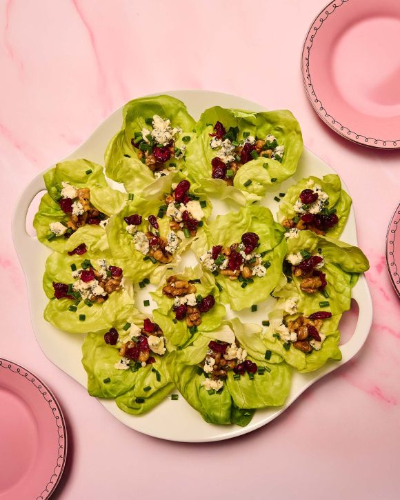 Φωλιές μαρουλιού με γκοργκονζόλα, καρύδια και κρανμπερι 