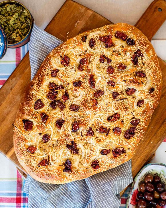 Λαγάνα με κρεμμύδι και λιαστή ντομάτα βήμα-βήμα