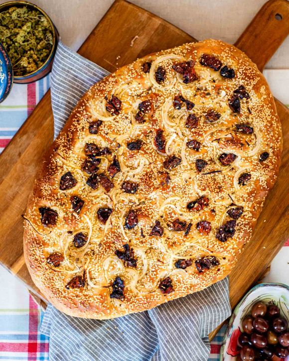 Λαγάνα με κρεμμύδι και λιαστή ντομάτα βήμα-βήμα