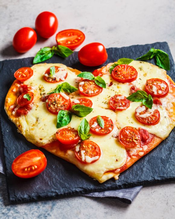 Πίτσα σε σχήμα καρδιάς με ντομάτα, μοτσαρέλα και βασιλικό
