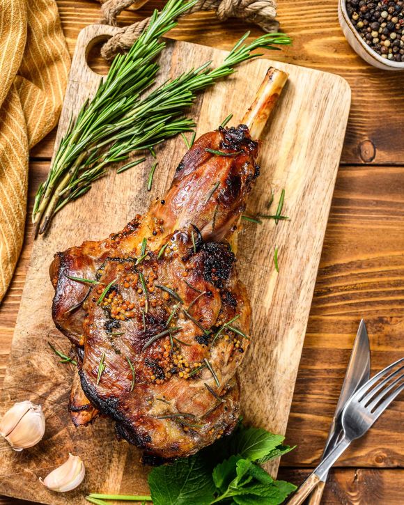 Αρνίσιο μπούτι στο φούρνο μαγειρεμένο με βότανα