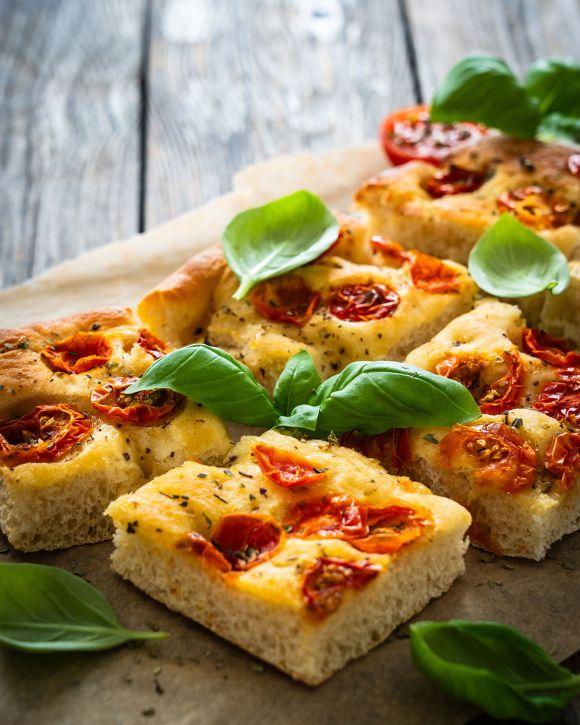 Φοκάτσια με ντοματίνια και βασιλικό