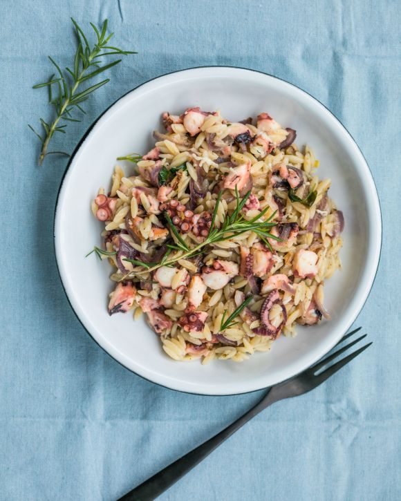 Κριθαρότο με χταπόδι και δενδρολίβανο