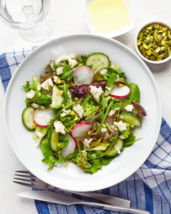 Πράσινη σαλάτα με ραπανάκια, αγγούρι και φιστίκια Αιγίνης