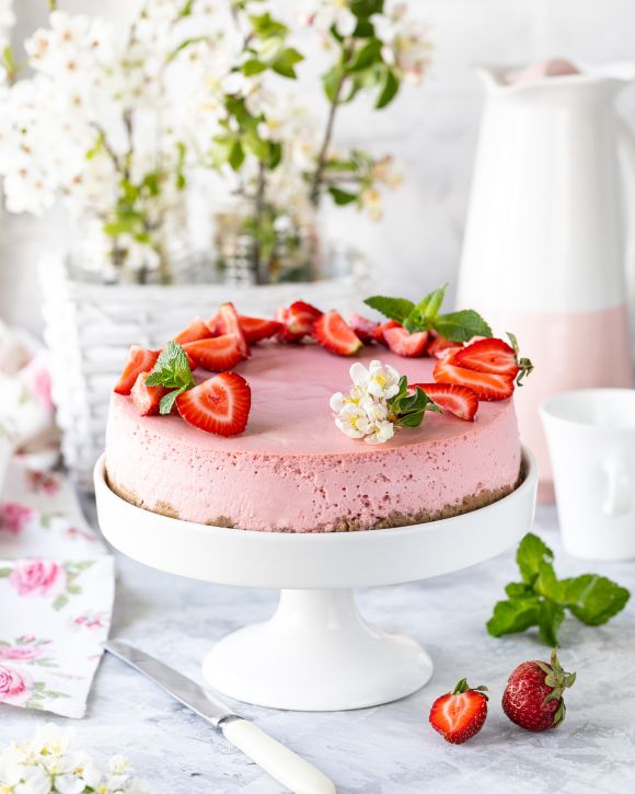 Ροζ cheesecake με φράουλες