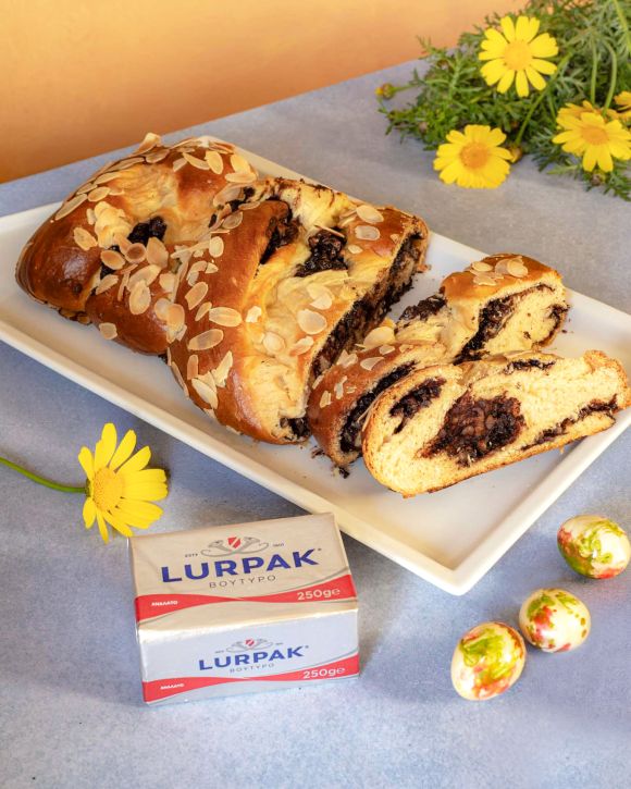 Τσουρέκι γεμιστό με κακάο και καρύδια βήμα-βήμα