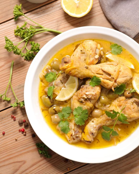 Κοτόπουλο λεμονάτο με πράσινες ελιές και κόλιανδρο