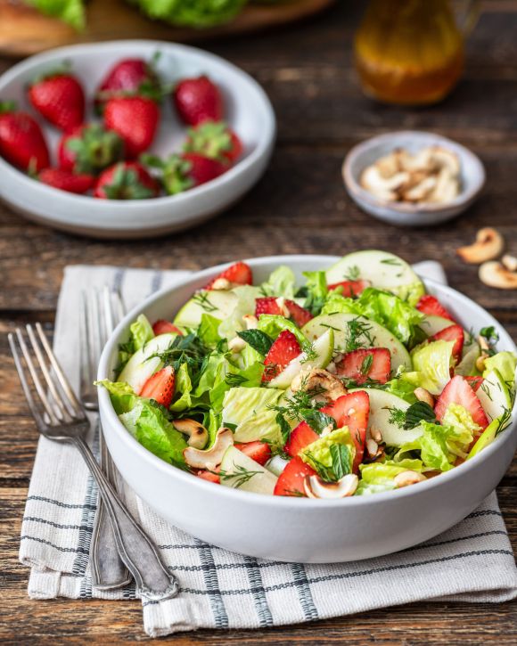 Μαρουλοσαλάτα με δυόσμο, φράουλες και κάσιους