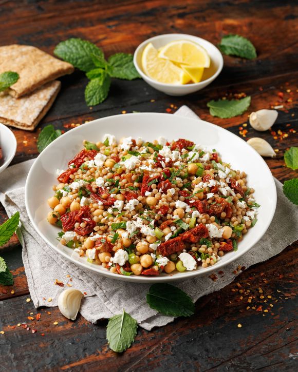 Σαλάτα με κουσκους, ρεβύθια, λιαστές ντομάτες και φέτα