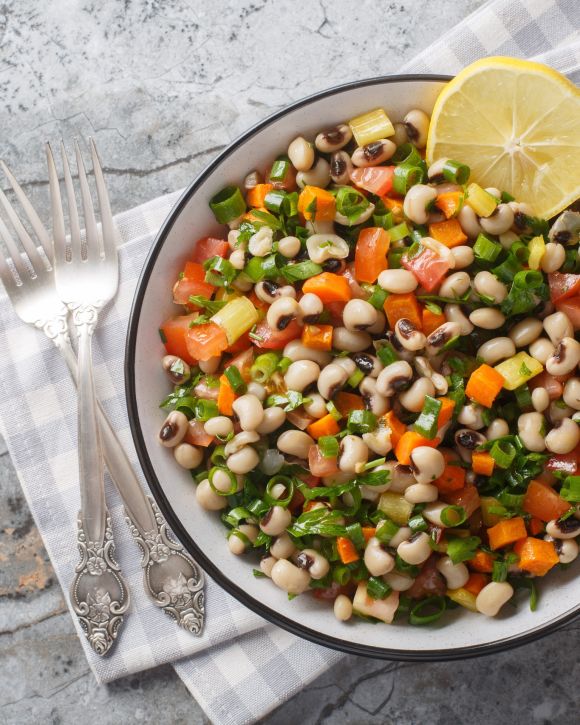 Σαλάτα με μαυρομάτικα και λαχανικά