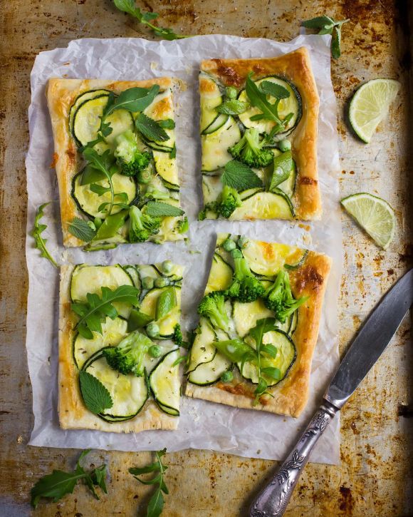 Τάρτα με κολοκυθάκια, μπρόκολο και vegan τυρί