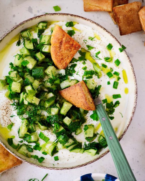 Vegan τζατζίκι με αγγούρι σε κύβους