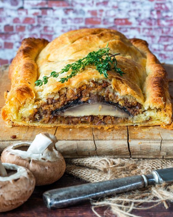 Vegetarian Wellington με ραγού κόκκινης φακής και μανιτάρια