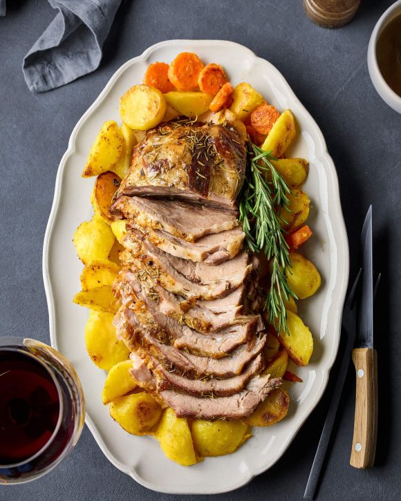 Χοιρινός λαιμός στο φούρνο με πατάτες και καρότα