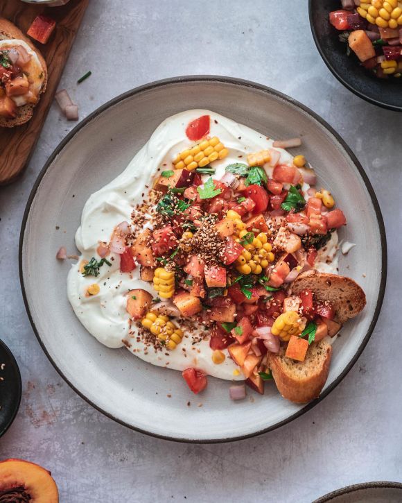 Salsa με νεκταρίνια και καλαμπόκι σε μους φέτας