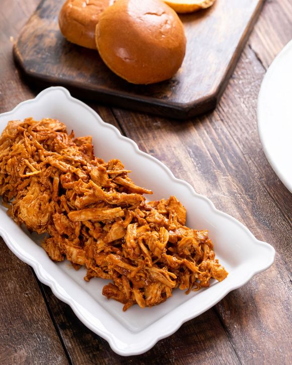 Burger με pulled chicken και σάλτσα BBQ 