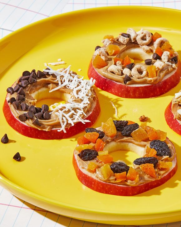 Ροδέλες μήλου με φυστικοβούτυρο και toppings