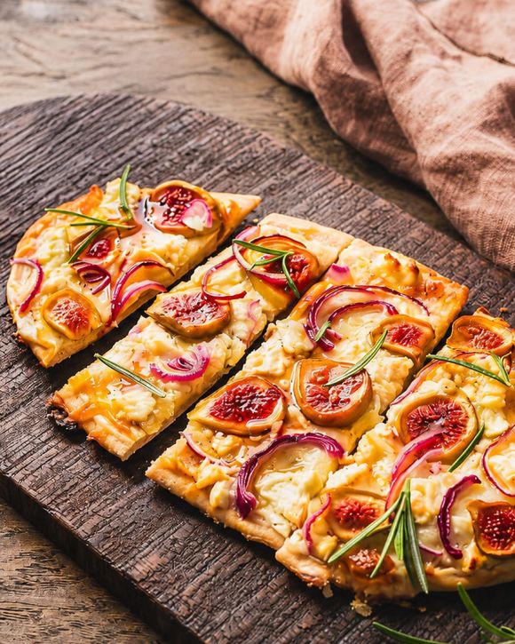 Tarte flampe με σύκα, κατσικίσιο τυρί και κρεμμύδι