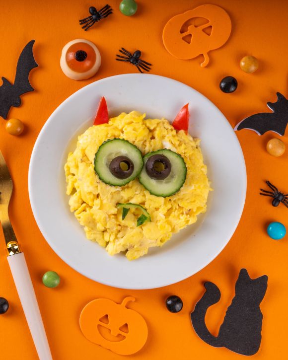 Αυγά σκραμπλ (scrambled eggs) με Halloween διακόσμηση